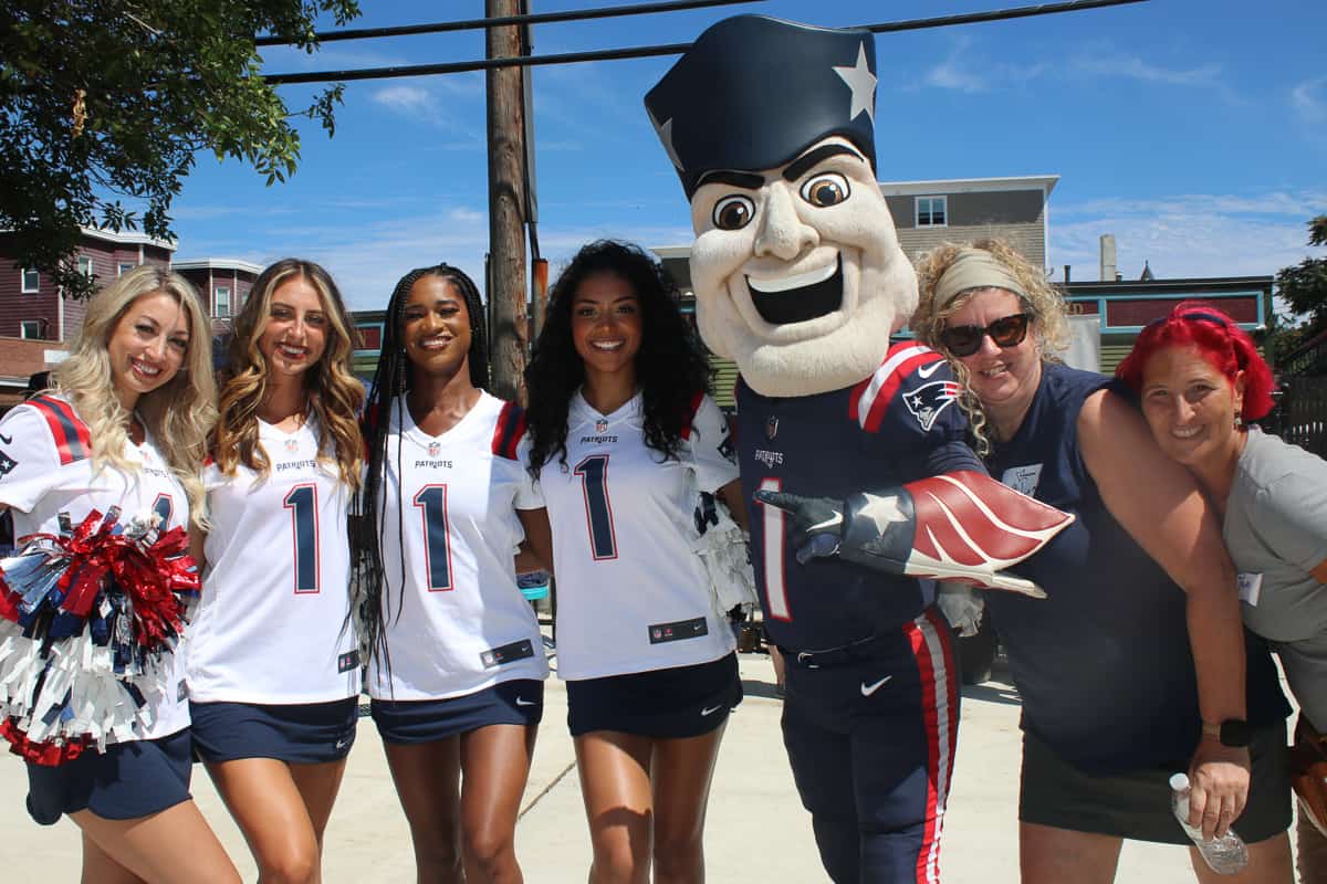 New England Patriots Cheerleaders - #TransformationTuesday Featuring alumni  cheerleader, Tanya, and current cheerleader, Michelle! Both posed with the  best mascot around, our very own Pat Patriot!