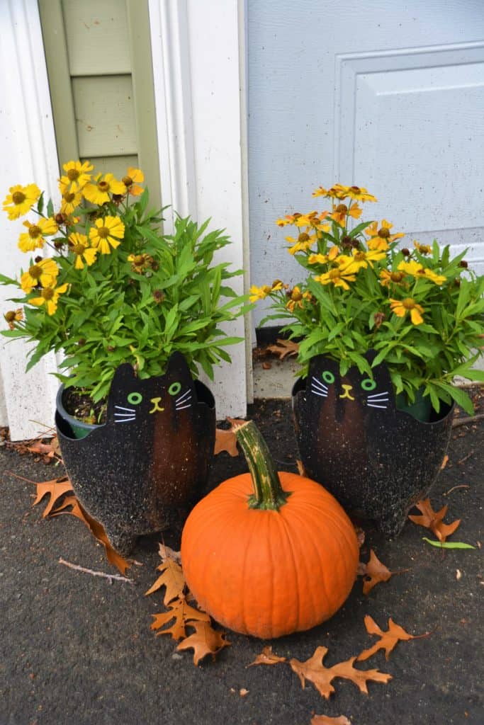 A pair of black cat planters-2