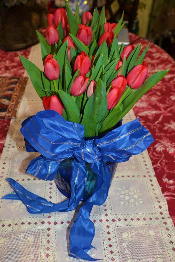HOLIDAY FLOWERS With the addition of a blue bow the Valentine_s Day tulip bouquet becomes just the right thing for a President_s Day decoration-2