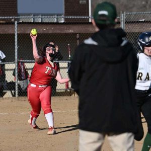 041023ESH_everett_LynnCl_sftball011-2
