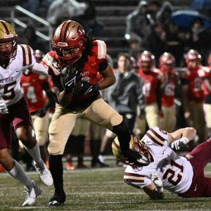 Tide QB Carlos Rodrigues with the quarterback keep for Everett.