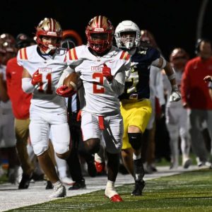 Everett’s Jamauri Dulin has a clear path to the end zone.  (Advocate photo by Emily Harney)
