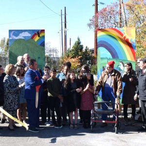 Everett Mayor Carlo DeMaria led community members, city officials and students in honoring Jon Norton during the 2019 dedication of the Jon Norton Community Rain Garden. (Courtesy photo/Carolyn Lewenberg, carolynl.net)