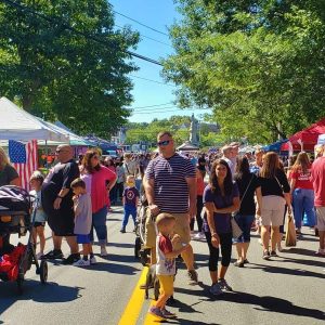 A TRUE SAUGUS CROWD-PLEASER: Residents strolling down Central Street enjoyed last year’s Founders Day. (File photo by Saugus Advocate)