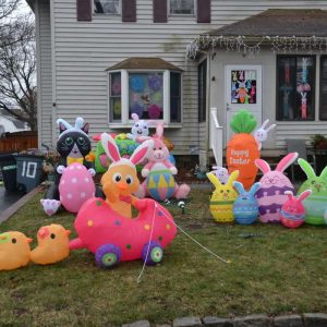 An Appleton Street home offers Easter greetings. (Photo courtesy of Laura Eisener)