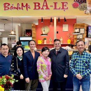 BánhMì BA-LẸ held its grand opening at the 99 Asian Supermarket Food Court – located at 60 Broadway in Malden – on Saturday, September 30. Pictured from left to right: Duc Tran, Mary Tran, Nam Pham, Owner Jennifer Nguyen, Mayor Gary Christenson and Jason Law.