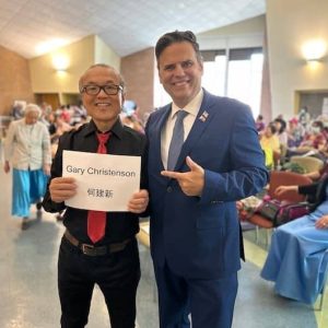 Jun You “Peter” Huang and Mayor Gary Christenson