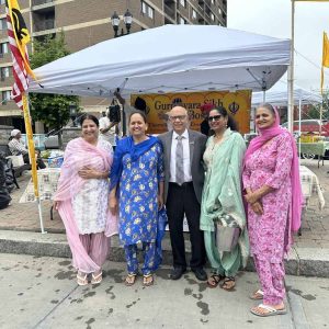 Former City Councillor Al Lattanzi joins members of the Everett Sikh Sangat Society of Boston in Everett Square at their recent community outreach event. (Courtesy photo)